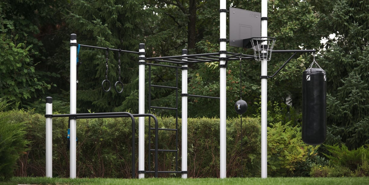 Terrain de street workout Kenguru Pro dans un parc. 