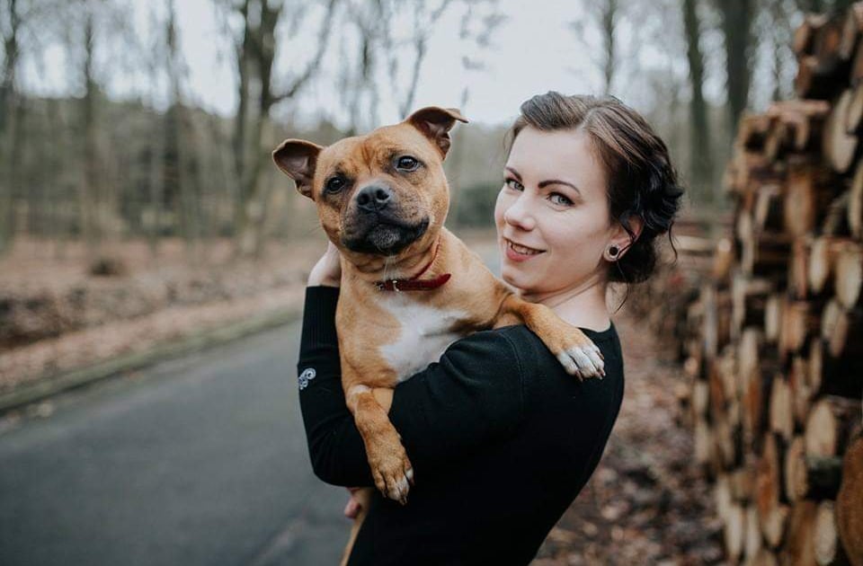 Susanne Scholl von SusaDogs mit ihrem Hund