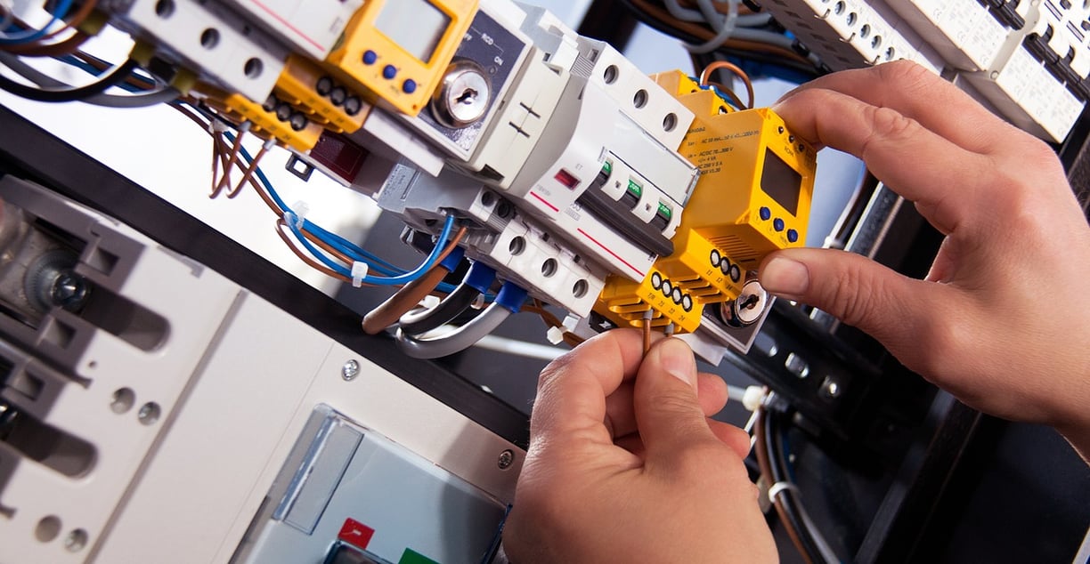 Quadro de energia com disjuntores