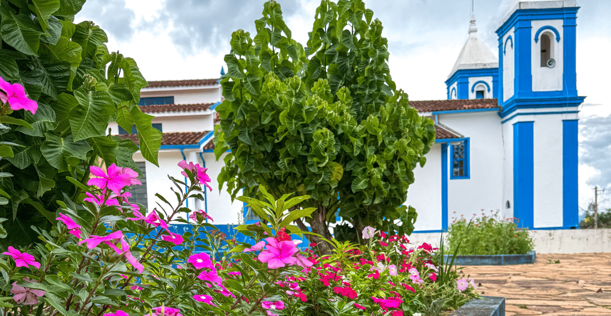 Praça e Igreja Histórica em Santo Antônio do Leite, Distrito Histórico de Ouro Preto, Minas Gerais