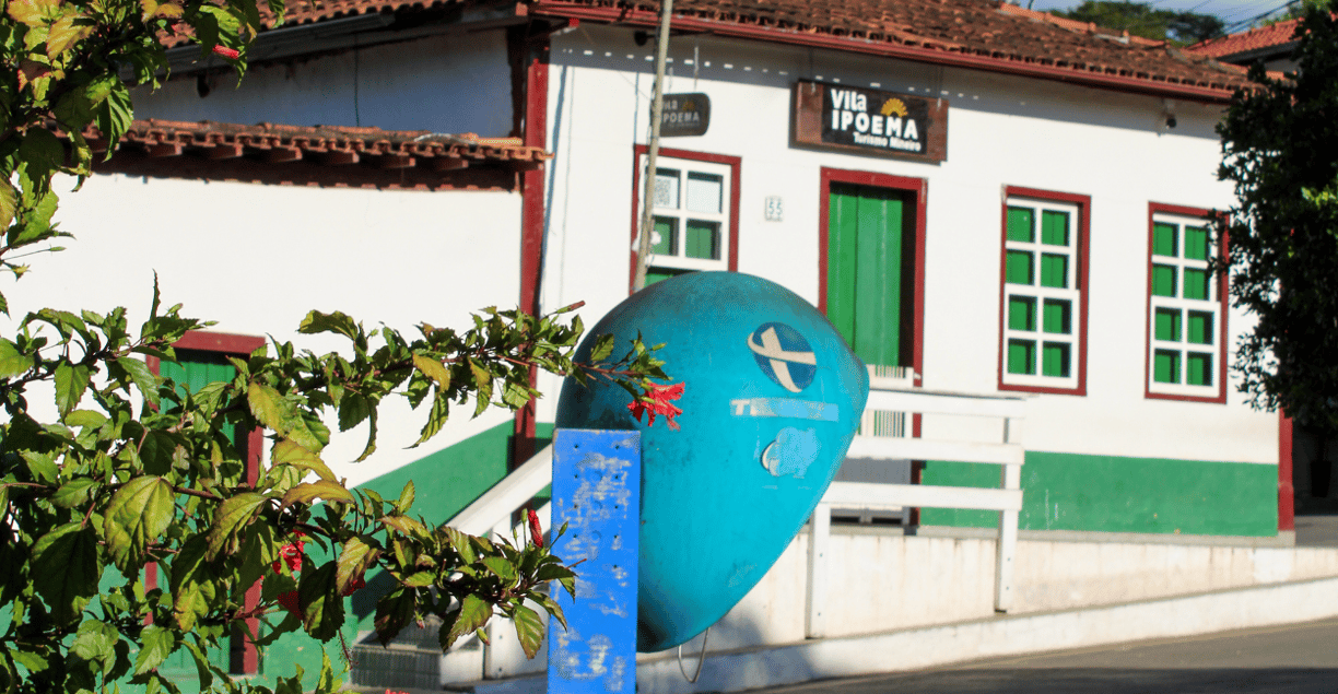 Centro Histórico de Ipoema, Minas Gerais, com um Orelhão e Uma Faixada com Arquitetura Histórica