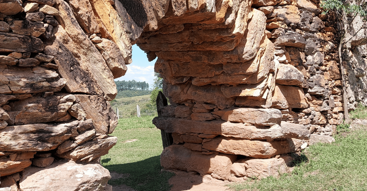 Bicame de Pedra Localizado na Cidade Histórica de Catas Altas