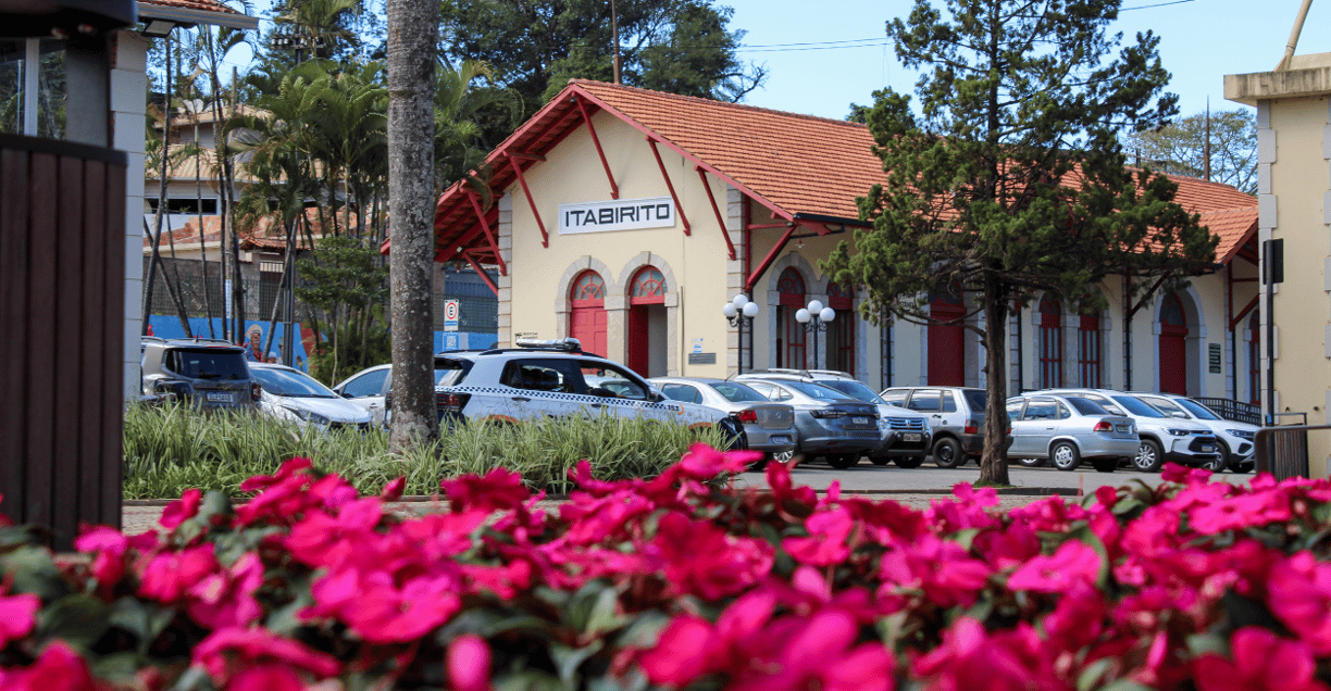 Flores e a Histórica Estação de Trem em Itabirito, Cidade Histórica de Minas Gerais