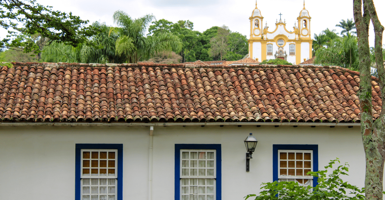 Casa e Igreja Histórica, no Centro Histórico de Tiradentes, Minas Gerais