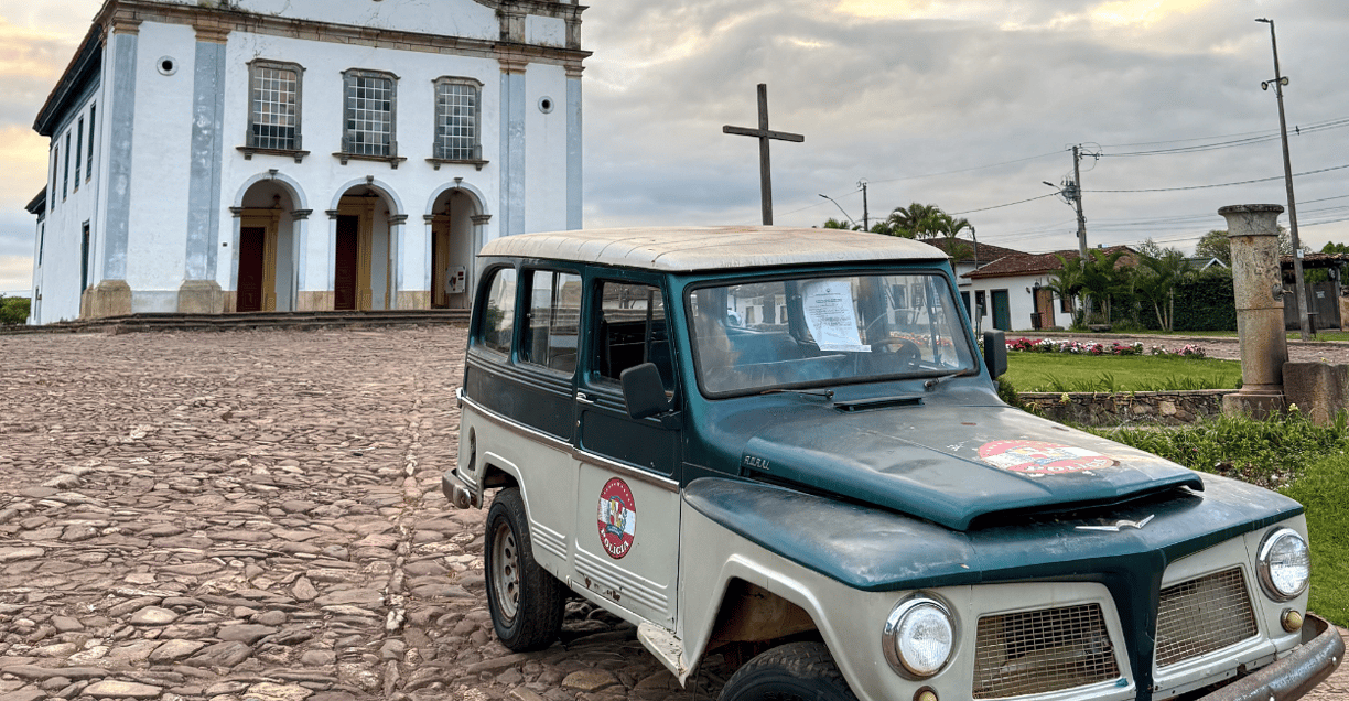 Carro Antigo com Igreja Histórica ao Fundo, no Centro Histórico de Catas Altas, Minas Gerais