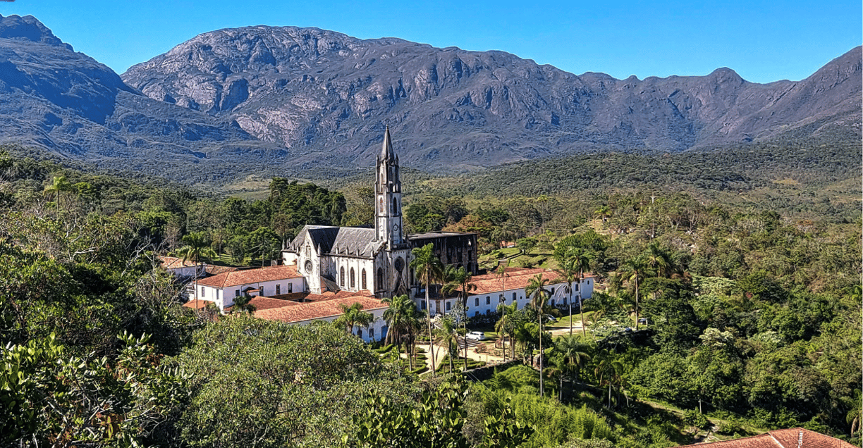 Santuário do Caraça com a Serra do Caraça ao Fundo, em Minas Gerais