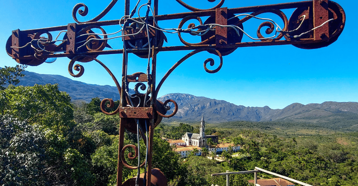 Santuário do Caraça, com a Serra do Caraça ao Fundo, em Minas Gerais