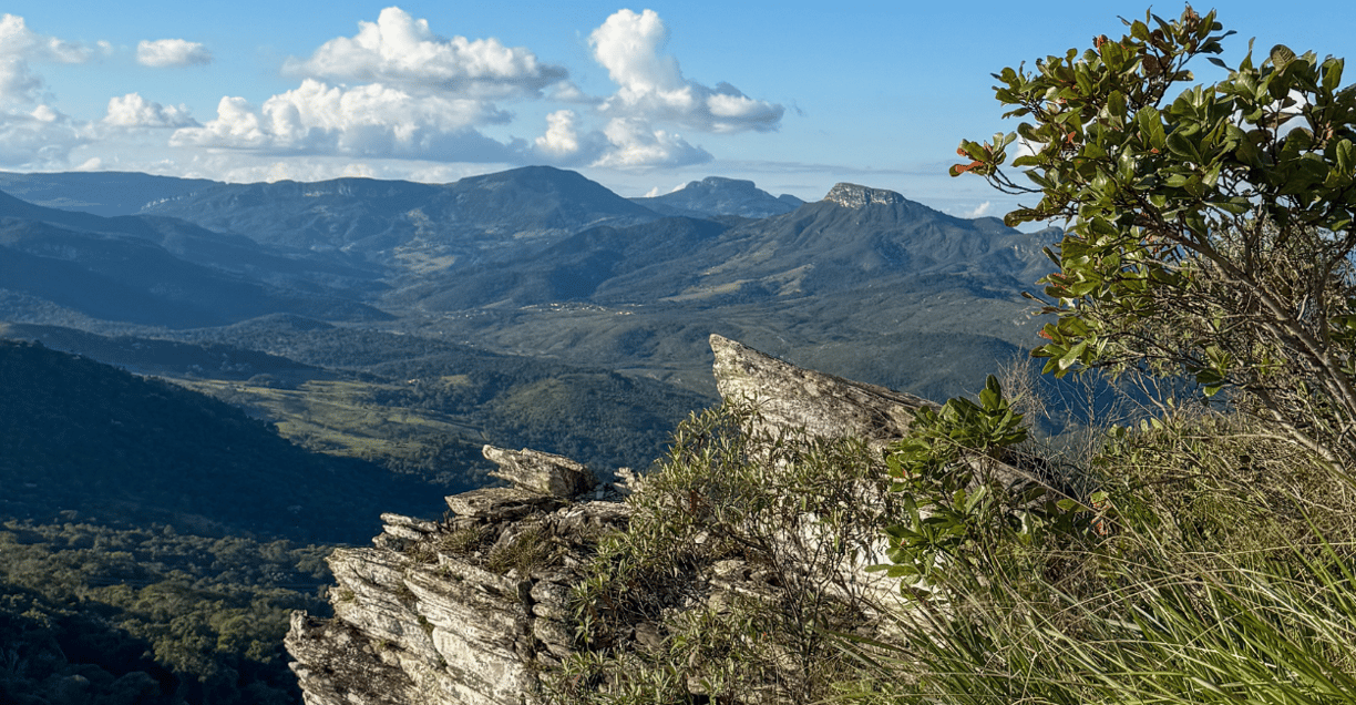Montanhas e natureza em um mirante em Ipoema, Minas Gerais