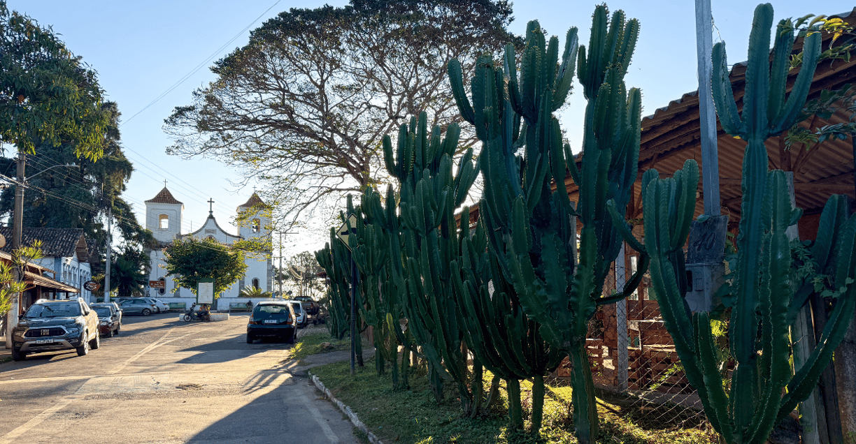 Centro Histórico de Acuruí, um Distrito de Itabirito, com árvores e uma Igreja Histórica ao fundo