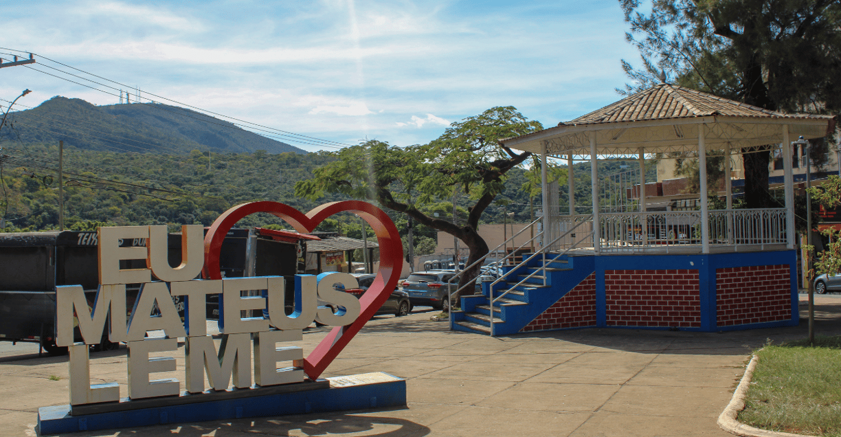 Praça de Mateus Leme em Minas Gerais, com letreiro e o coreto