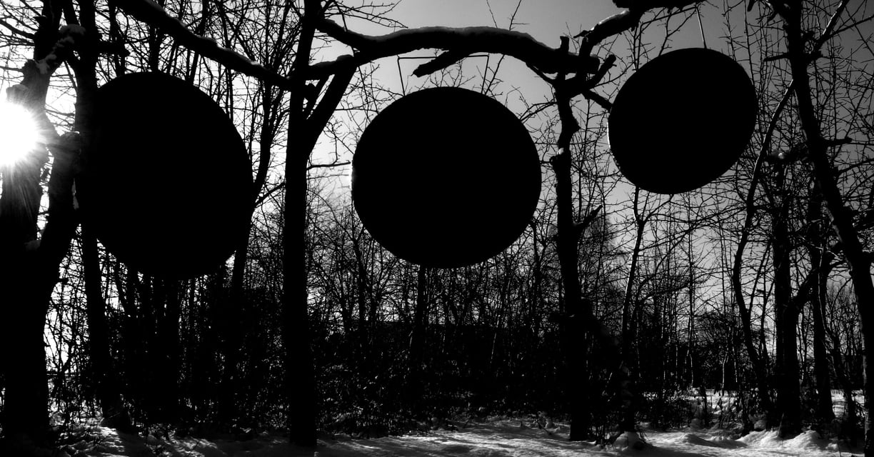 Gongs, Schwarz-weiß Foto in der Natur