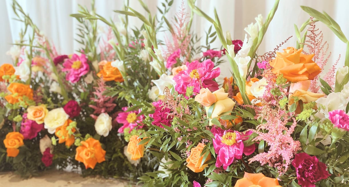 décor floral arche au sol couleurs pops