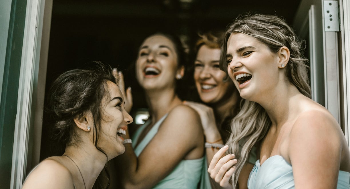 invitées d'un mariage souriant