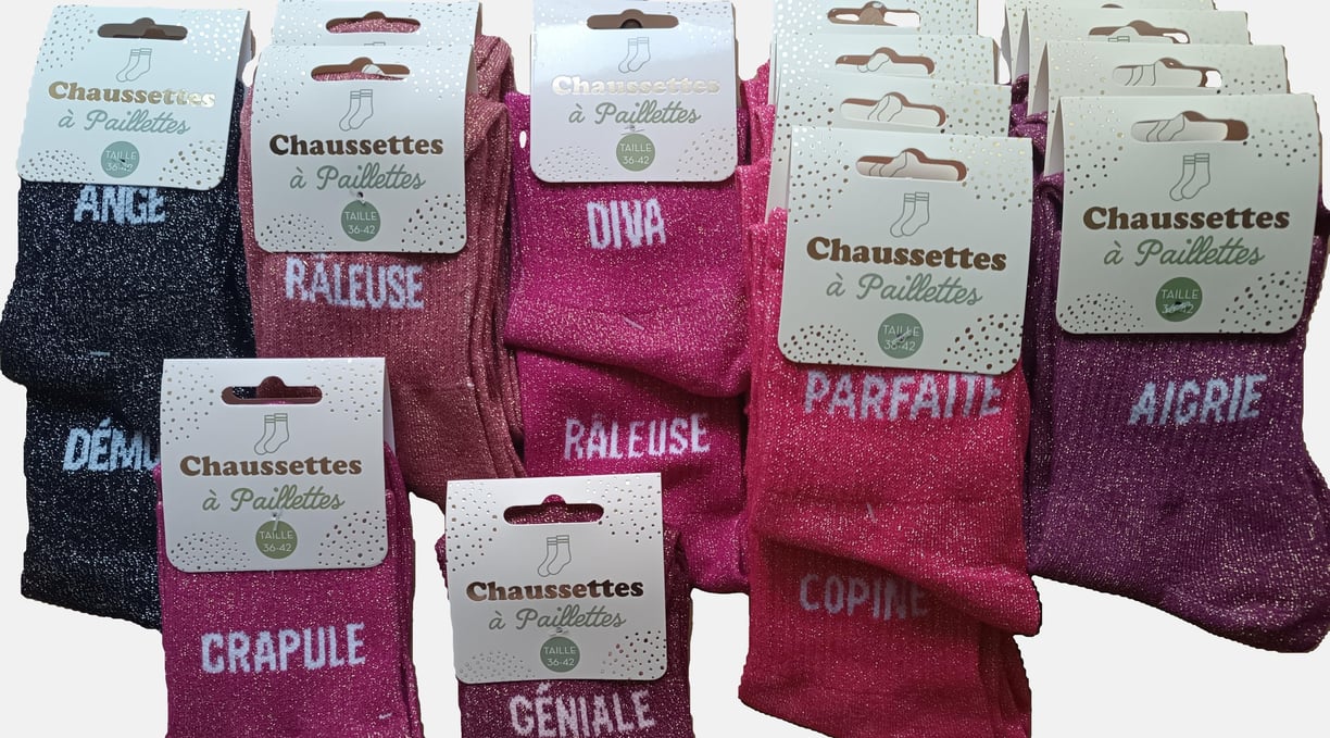 Chaussettes paillettes à message : "aigrie", "crapule", "ange démon", "diva râleuse"...