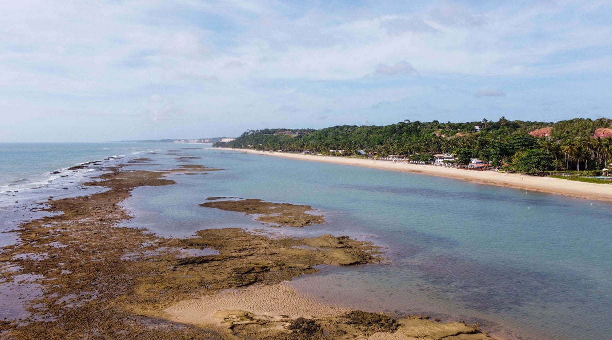 Maré baixa na Praia do Parracho em Arraial d'Ajuda