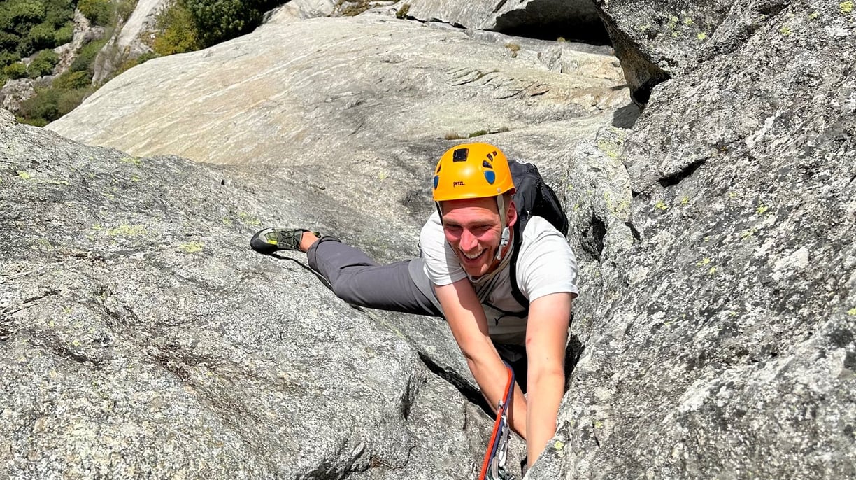 Climbing on Oceano Irrazionale, Val di Mello