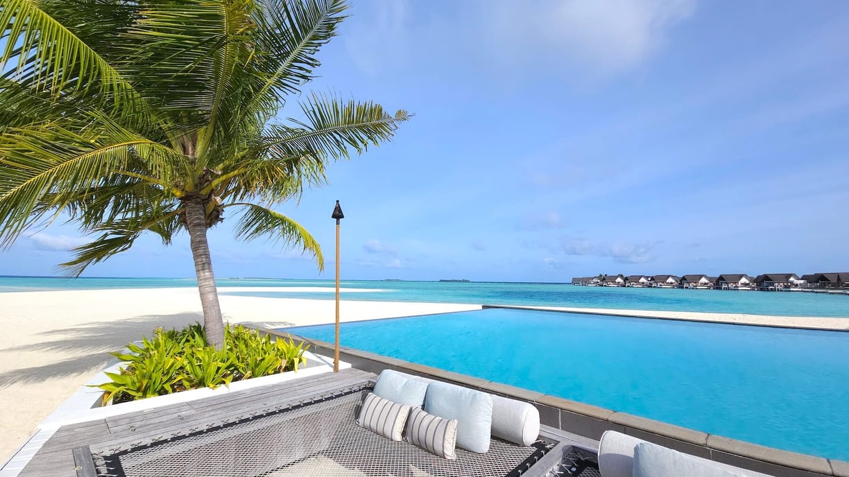 Four Seasons Landaa Main Pool Seating