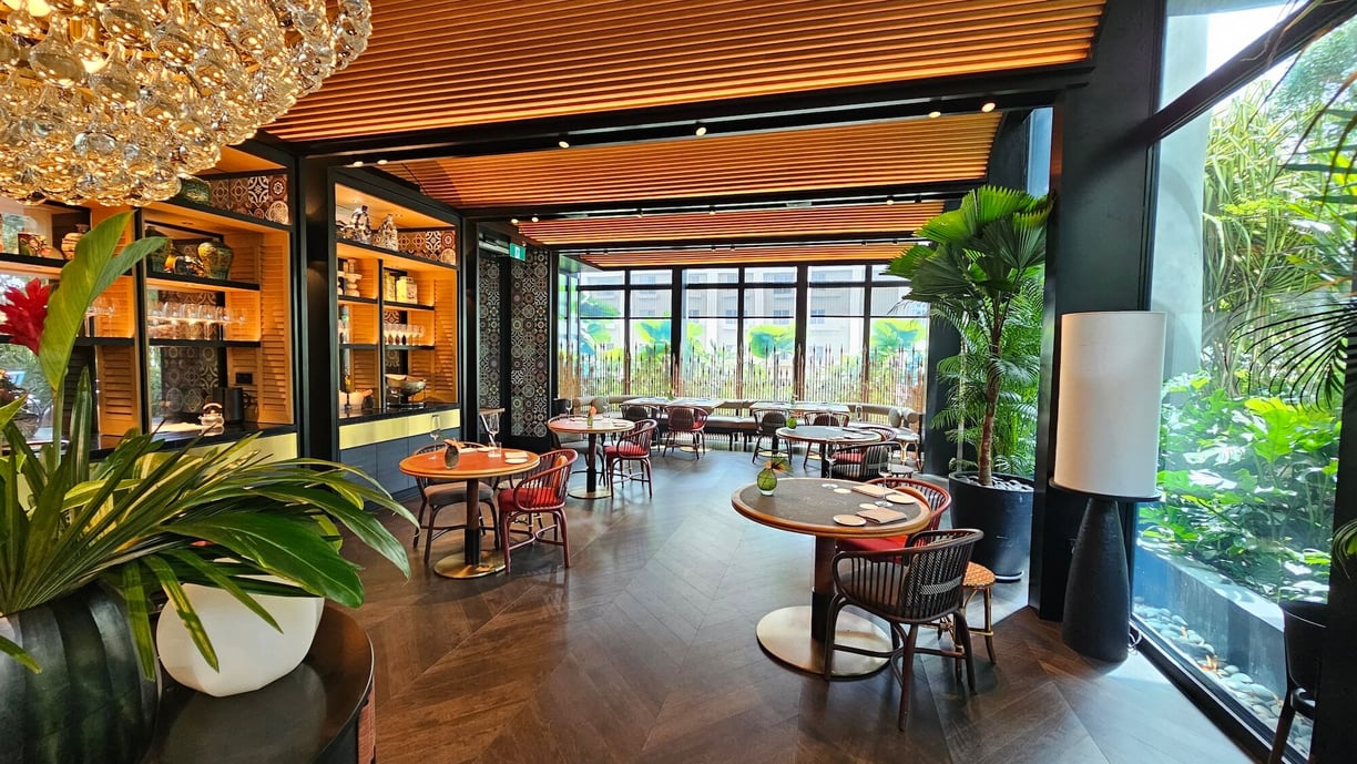 artyzen-singapore-quenino-restaurant-seating