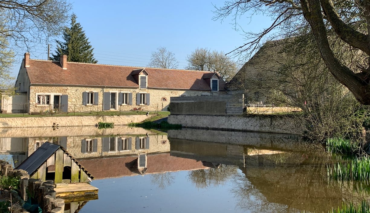 longère de 1800 et son reflet dans l'étang avec chambre à louer à Cherré, La Ferté Bernard, Sarthe