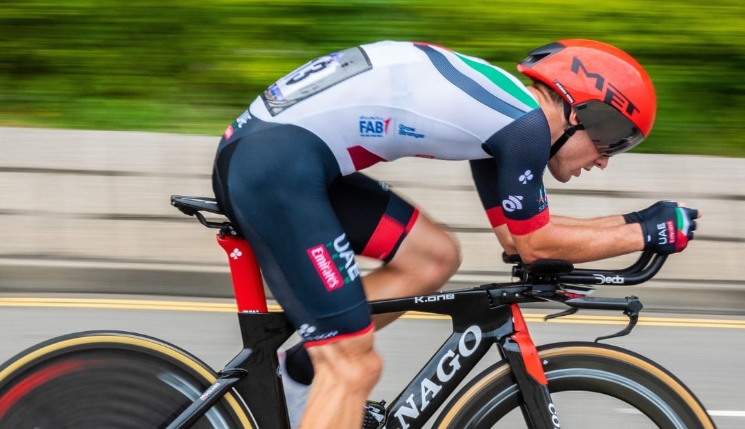 Rongzhiyue: Cyclist in activewear racing gear
