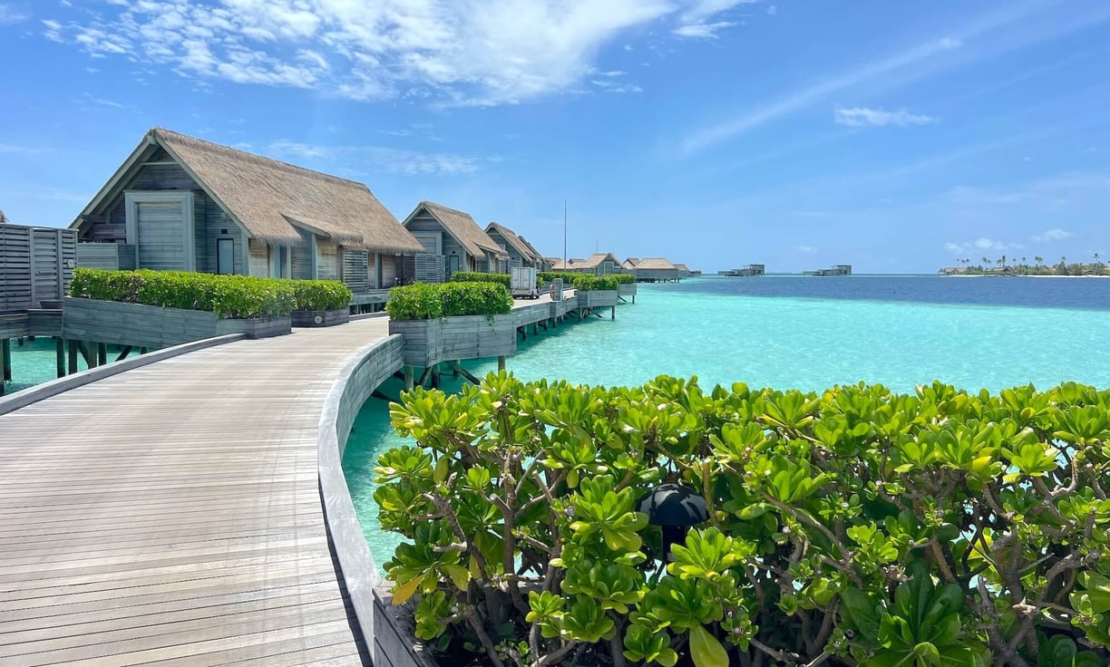 waldorf-astoria-ithaafushi-maldives-overwater-villas-deck-2
