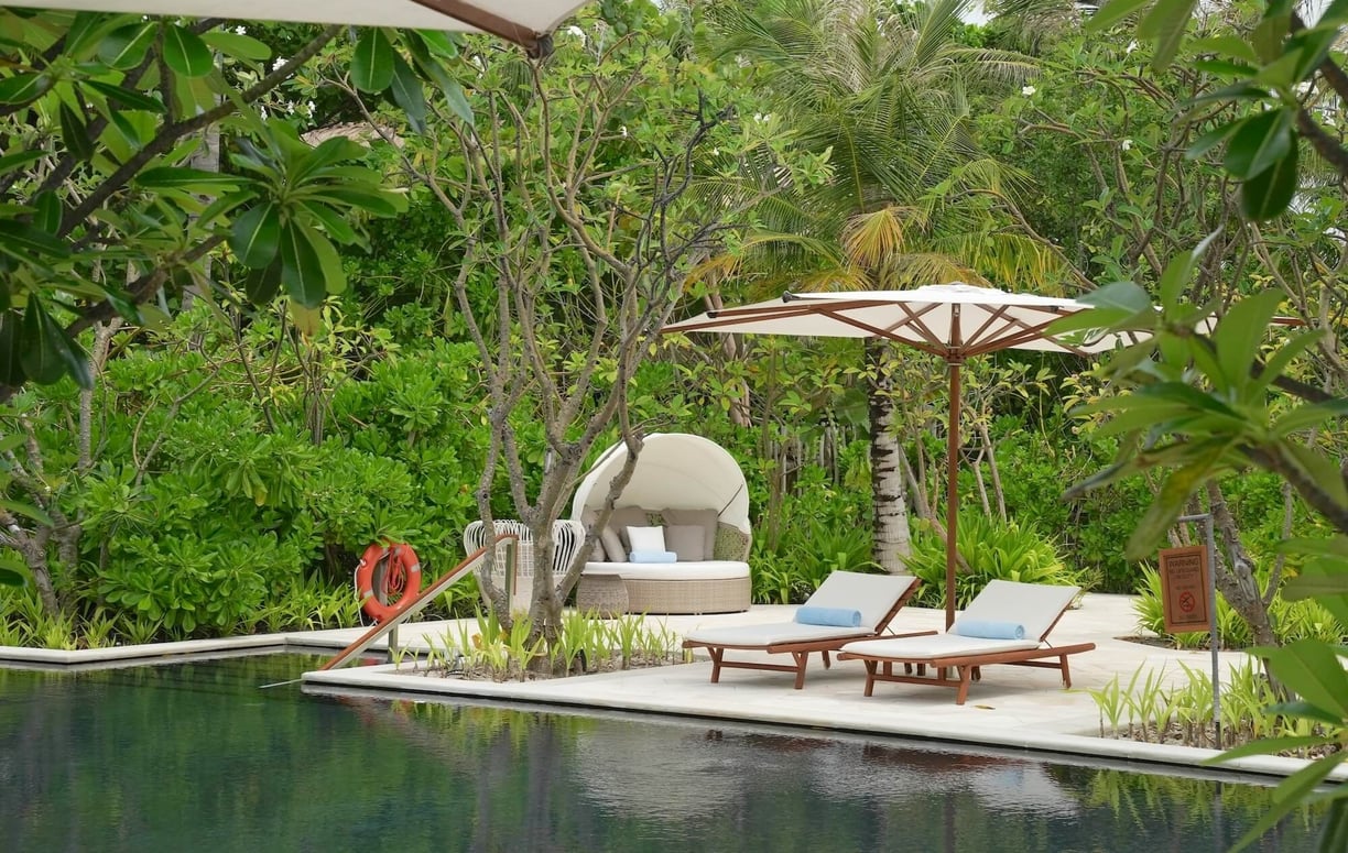 waldorf-astoria-ithaafushi-maldives-main-pool-lounge