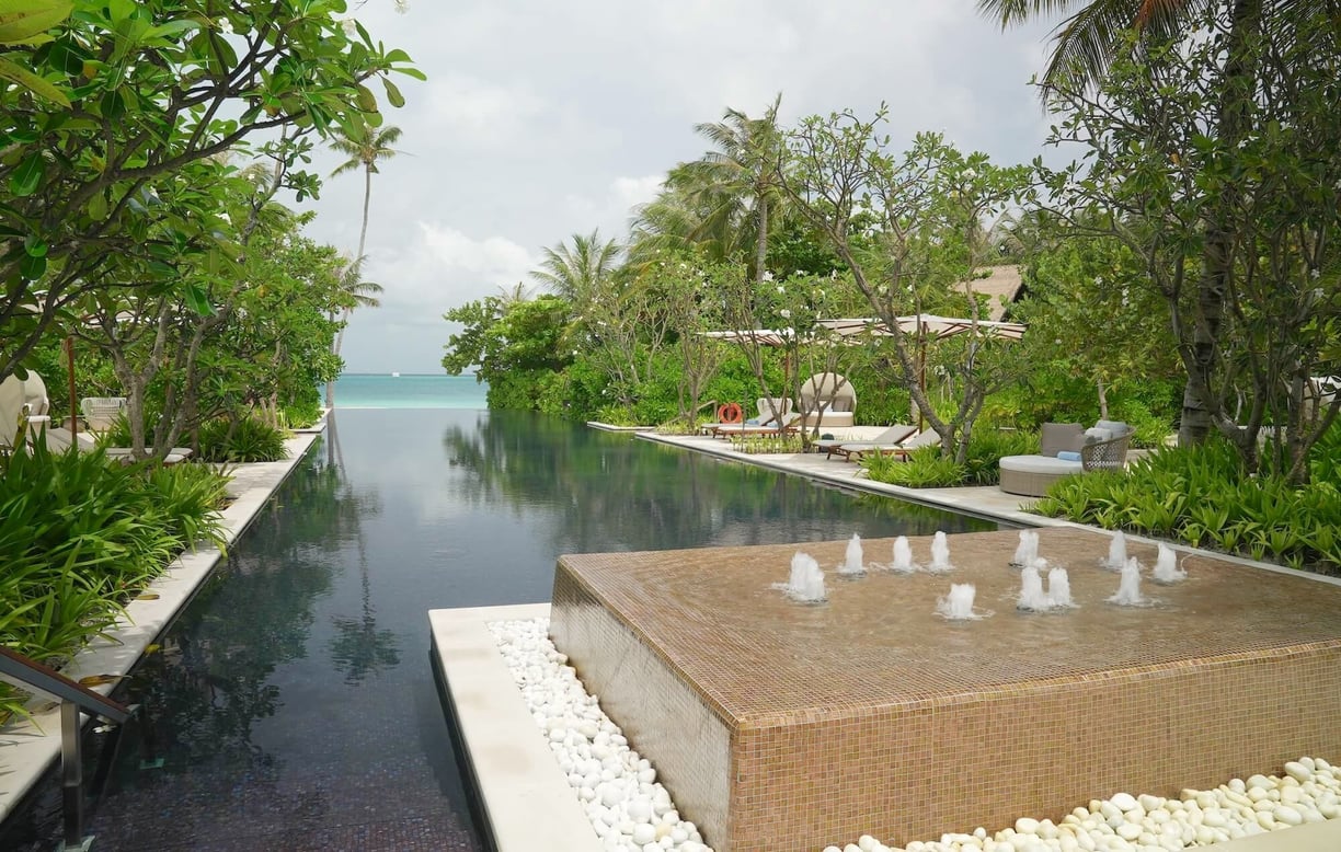 waldorf-astoria-ithaafushi-maldives-main-pool-7