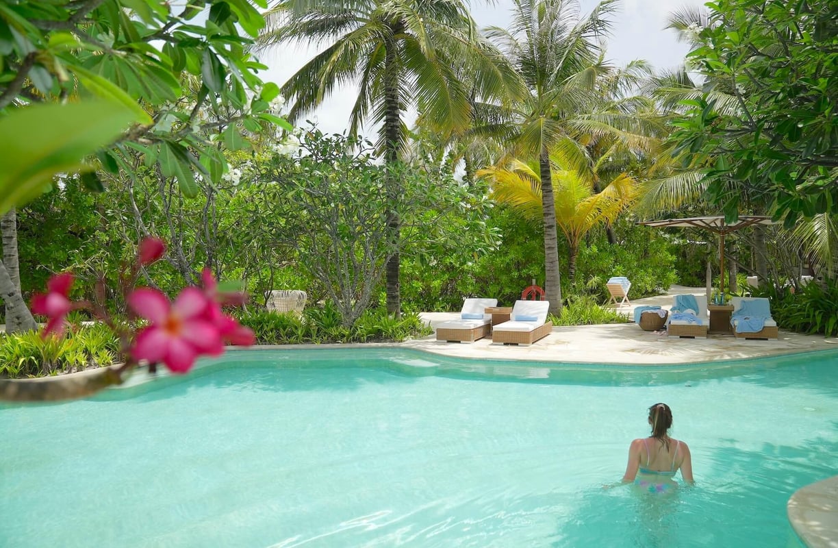 waldorf-astoria-ithaafushi-maldives-main-pool-model-2