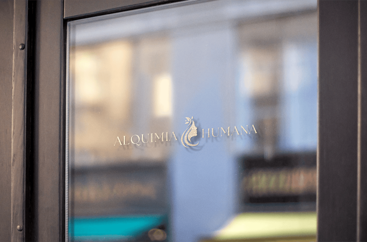 Una puerta que refleja la entrada a instalaciones Alquimia Humana donde se puede recibir terapia