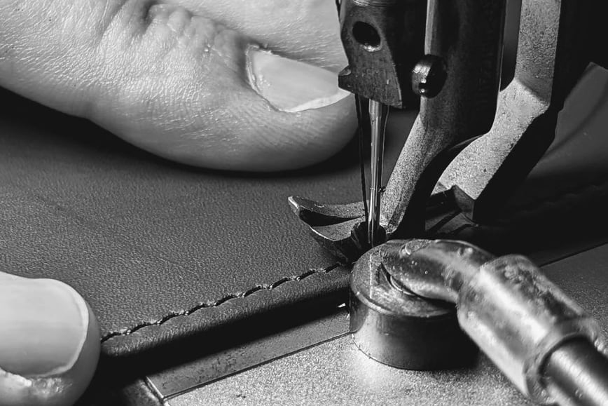 Piqûre à la machine à coudre sur cuir