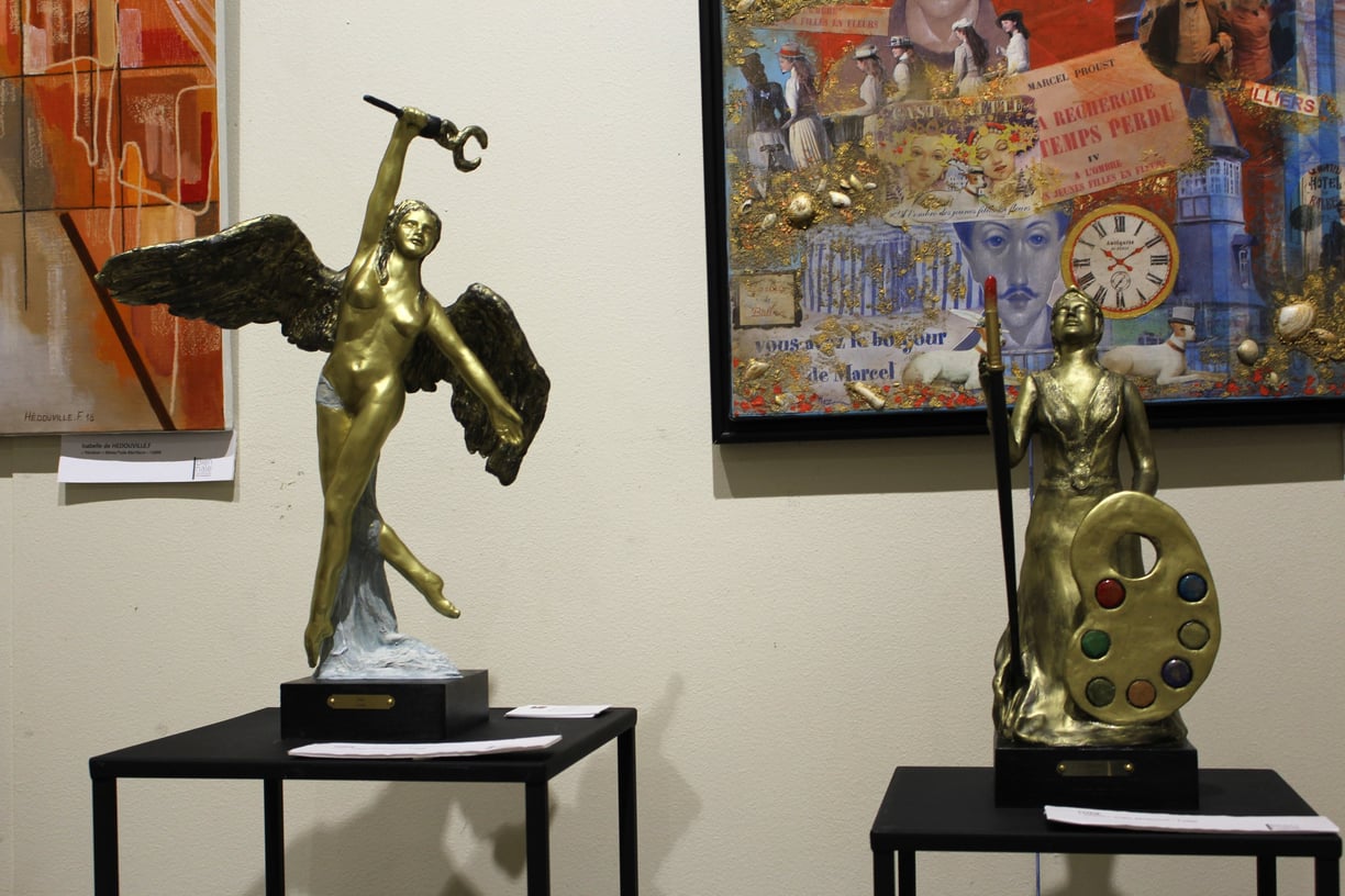 Photo des sculptures Iris et Athéna à la Biennale Versaillaise de 2024 de Lode