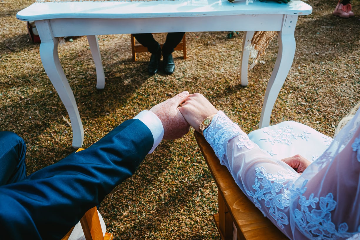 novios tomados de la mano en la ceremonia civil