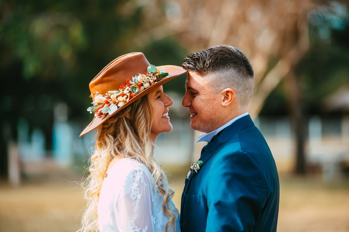 novios mirándose de frente
