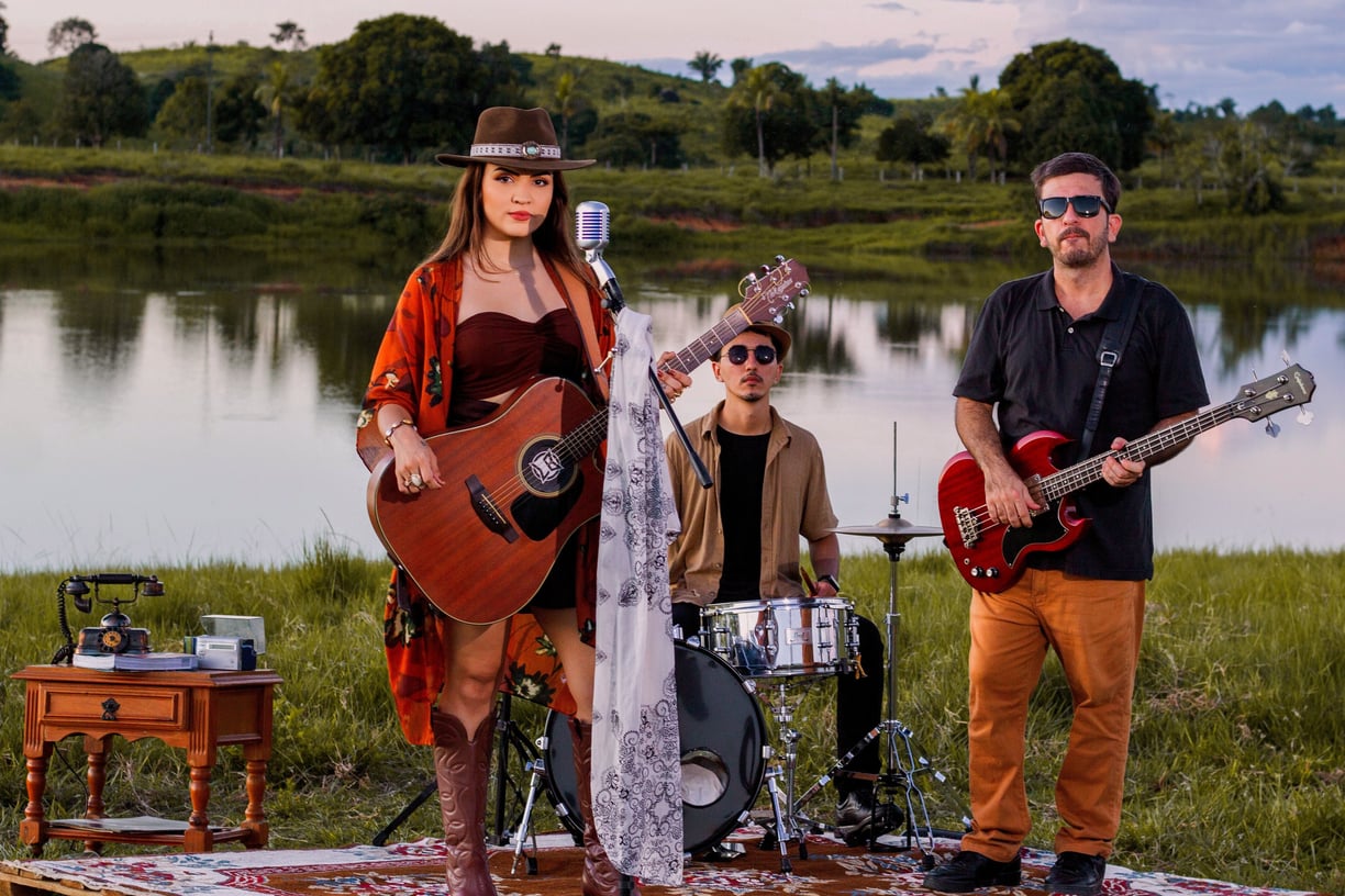 Foto do trio de show da Laura Botton, contanto com baixista e baterista