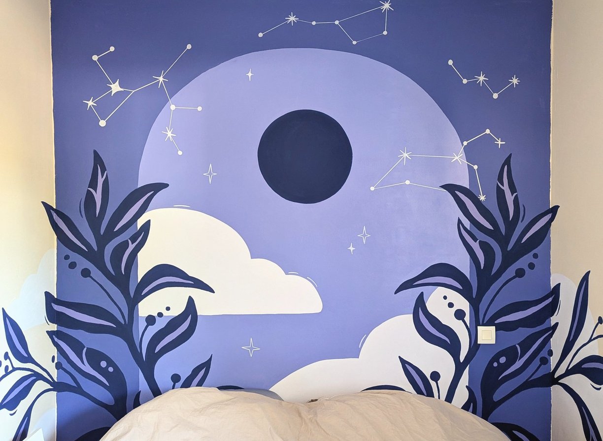 Fresque ambiance nuit avec la lune, des nuages et des constellations dans un thème bleu et violet