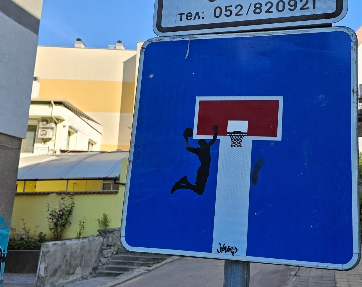 Détournement de panneaux de signalisation représentant un basketteur sur un panneau sans issue.