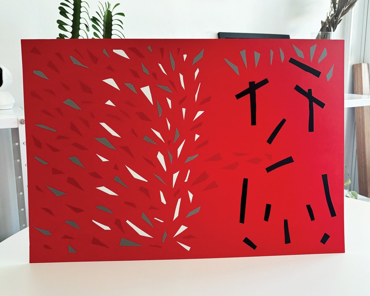 imagem da obra feita de fitas isolante de cores branca, prata, vermelha e preta sobre papel de fundo vermelho.