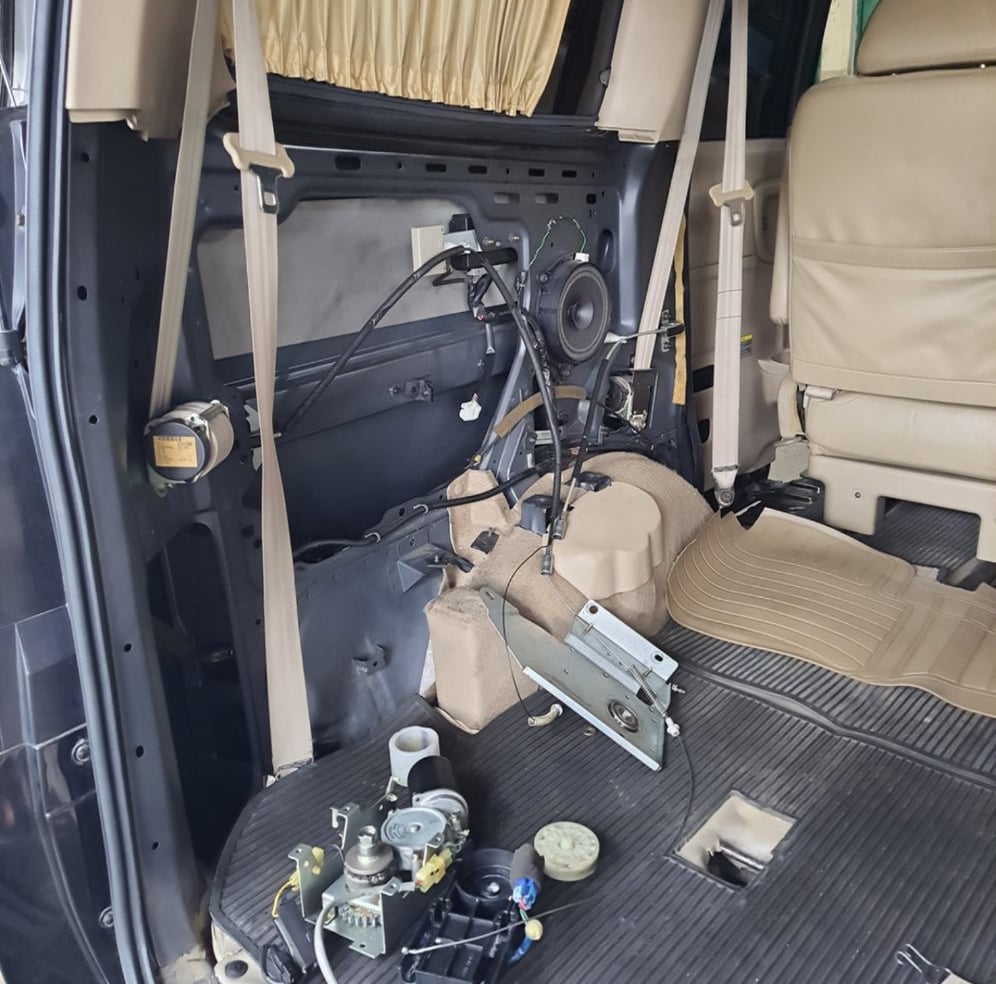 Service sliding door Nissan Serena c24 