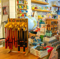 Présentoir de Kidiwand au magasin Fox&Cie de Braine-L'Alleud