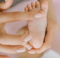 massage de pieds sur bébé