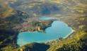 Lac d'Annecy en été pour road trip vue aérienne 