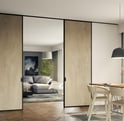 Paneles correderos para separar ambientes en espacios con madera natural y diseño contemporáneo