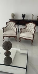 Um par de poltronas de madeira estilo clássica reformadas em linho bege claro