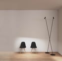 CRONEK Alba: Lámparas de pie delgadas con luz indirecta, iluminando sillas modernas