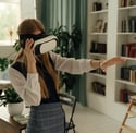 fille avec casque de réalité virtuelle