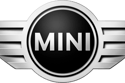 Imagen hiperrealista de un emblema automotriz circular inspirado en Mini Cooper, con diseño metálico