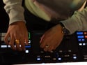 Performance DJ professionnelle de Tom Olympio : maîtrise technique aux platines pour vos événements 