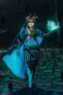 Cosplay de Midona tenant une boule d'énergie.