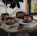 atering para eventos corporativos con cocina en vivo y puesta en escena cuidada.