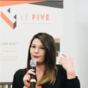 Portrait de conférence avec le five